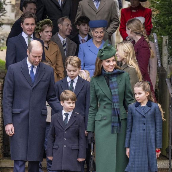 Bain, jeux calmes et histoires sont au programme

Le prince de Galles, le prince George, le prince Louis, la princesse de Galles, Kate Middleton et la princesse Charlotte assistent à l'office religieux du jour de Noël à l'église St Mary Magdalene à Sandringham, Norfolk, Royaume-Uni, le mercredi 25 décembre 2024. Photo par Zak Hussein/Splash News/ABACAPRESS.COM