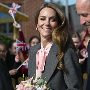 Le prince William, prince de Galles, et Catherine (Kate) Middleton, princesse de Galles, visitent l'école maternelle et primaire de Farnborough Road, pour montrer leur soutien continu à la communauté de Southport après l'attaque de juillet 2024, au cours de laquelle trois filles, Alice da Silva Aguiar, Bebe King et Elsie Dot Stancombe, ont été tragiquement tuées lors d'un cours de danse à Southport, Merseyside, Royaume-Uni, le 23 septembre 2025.  © PA Photo / Bestimage