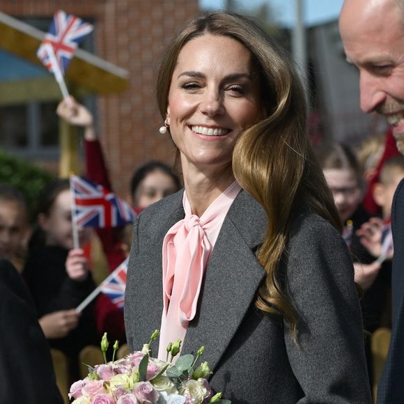Le prince William, prince de Galles, et Catherine (Kate) Middleton, princesse de Galles, visitent l'école maternelle et primaire de Farnborough Road, pour montrer leur soutien continu à la communauté de Southport après l'attaque de juillet 2024, au cours de laquelle trois filles, Alice da Silva Aguiar, Bebe King et Elsie Dot Stancombe, ont été tragiquement tuées lors d'un cours de danse à Southport, Merseyside, Royaume-Uni, le 23 septembre 2025.  © PA Photo / Bestimage