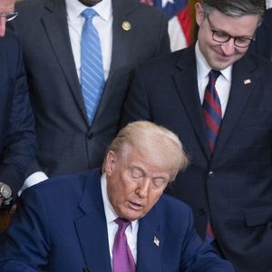 Le président des États-Unis Donald J Trump répond aux questions des journalistes lors de la cérémonie de signature d'un projet de loi qui bloquerait la règle californienne interdisant la vente de nouvelles voitures à essence d'ici 2035, à la Maison Blanche à Washington, DC - 2025. (Backgrid USA / Bestimage).