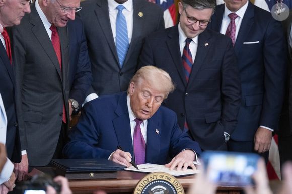 Le président des États-Unis Donald J Trump répond aux questions des journalistes lors de la cérémonie de signature d'un projet de loi qui bloquerait la règle californienne interdisant la vente de nouvelles voitures à essence d'ici 2035, à la Maison Blanche à Washington, DC - 2025. (Backgrid USA / Bestimage).