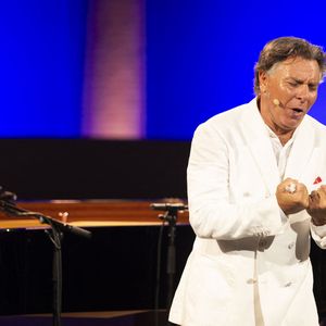 Roberto Alagna lors du spectacle "Air d'opéra et mélodies italiennes" à l'occasion des Nuits Classiques du festival de Ramatuelle. le 31 juillet 2024
© Cyril Bruneau / Festival de Ramatuelle / Bestimage