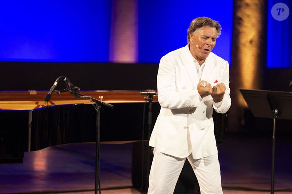 Roberto Alagna lors du spectacle "Air d'opéra et mélodies italiennes" à l'occasion des Nuits Classiques du festival de Ramatuelle. le 31 juillet 2024
© Cyril Bruneau / Festival de Ramatuelle / Bestimage