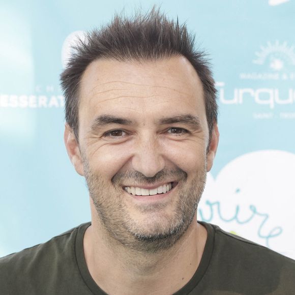 À savoir, son tout premier restaurant ouvert en 2005 dans le 15e arrondissement, d'abord baptisé Le Quinzième puis Ischia.

Cyril Lignac lors d'un tournoi de pétanque  place des Lices organisé par le magazine Turquoise pour l'association Sourire à la vie à Saint-Tropez le 10 août 2022.

© Jack Tribeca / Bestimage