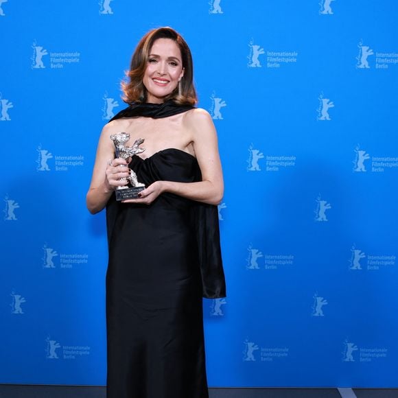 Rose Byrne avec son prix lors de la clôture du Festival film de Berlin le 22 février 2025