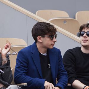 Clémence Cherier, Léon et Oscar Bruel dans les tribunes des Internationaux de France de tennis de Roland Garros 2024 à Paris, France, le 2 juin 2024. © Jacovides-Moreau/Bestimage