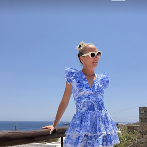 Le décor y est toujours magnifique, tantôt avec une piscine à débordement géométrique surplombant une baie, ou encore une vue sur les collines arides parsemées des typiques maisons blanches grecques.

Alexandra Lamy en vacances en Grèce avec sa fille Chloé Jouannet et sa soeur Audrey Lamy