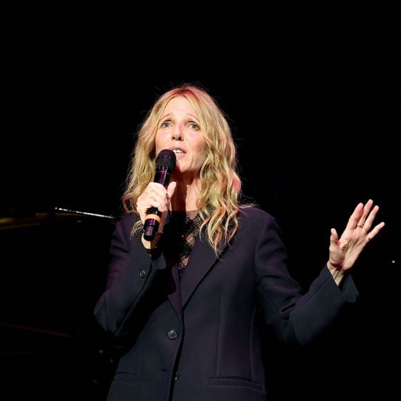 Sandrine Kiberlain pendant la cérémonie de remise du prix lumière à Isabelle Huppert lors de la 16ème édition du Festival Lumière à l'Amphithéâtre - Centre de Congrès à Lyon, France, le 18 octobre 2024.