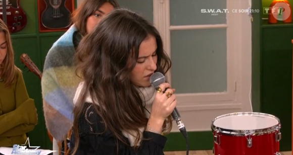 Rien de bien étonnant lorsqu'on sait qu'elle est déjà une artiste quasi accomplie. A son jeune âge, elle a sorti un single, disponible sur les plateformes de streaming et baptisé Respire fort.

Jeanne dans la "Star Academy"