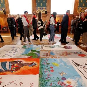 Le déploiement des courtepointes reste un moment clé pour honorer les victimes du Sida et préserver leur dignité et Stéphanie de Monaco entend bien faire entendre la voix des personnes concernées ! 

La princesse Stéphanie de Monaco et sa fille Camille Gottlieb assistent au déploiement des courtepointes à l'occasion de la journée mondiale de lutte contre le SIDA avec Fight Aids Monaco au musée océanographique de Monaco le 1er décembre 2025. @Jean-François Ottonello / Nice Matin / Bestimage