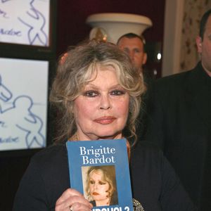 La légende française Brigitte Bardot pose avec son livre 'Pourquoi ? lors de la célébration de son double anniversaire, les 20 ans de son association 'Brigitte Bardot Foundation', qui lutte pour les droits des animaux et son propre anniversaire. La fête a lieu au théâtre Marigny à Paris, France, le 28 septembre 2006. Photo by Denis Guignebourg/ABACAPRESS.COM