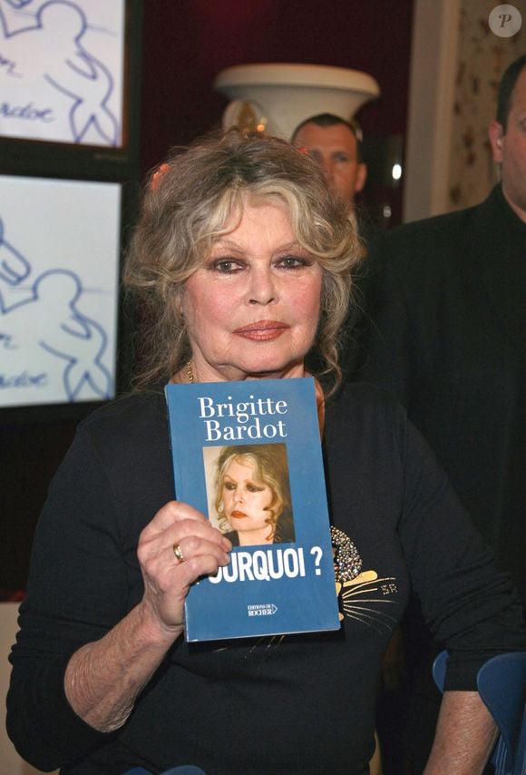 La légende française Brigitte Bardot pose avec son livre 'Pourquoi ? lors de la célébration de son double anniversaire, les 20 ans de son association 'Brigitte Bardot Foundation', qui lutte pour les droits des animaux et son propre anniversaire. La fête a lieu au théâtre Marigny à Paris, France, le 28 septembre 2006. Photo by Denis Guignebourg/ABACAPRESS.COM
