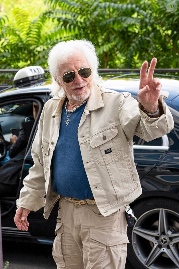 Lors de précédentes invitations à des festivals, comme les Vieilles Charrues, l'artiste a très mal pris d'être programmé comme remplaçant à Adamo.

Le chanteur Hugues Aufray arrive à l'enregistrement de l'émission "Vivement dimanche" à Paris, France, le 9 septembre 2025. Crédit Jonathan Jacob/Bestimage