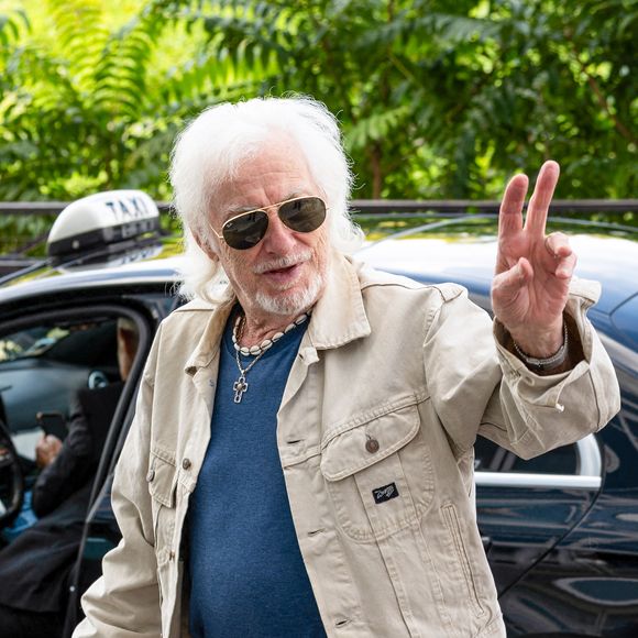 Lors de précédentes invitations à des festivals, comme les Vieilles Charrues, l'artiste a très mal pris d'être programmé comme remplaçant à Adamo.

Le chanteur Hugues Aufray arrive à l'enregistrement de l'émission "Vivement dimanche" à Paris, France, le 9 septembre 2025. Crédit Jonathan Jacob/Bestimage