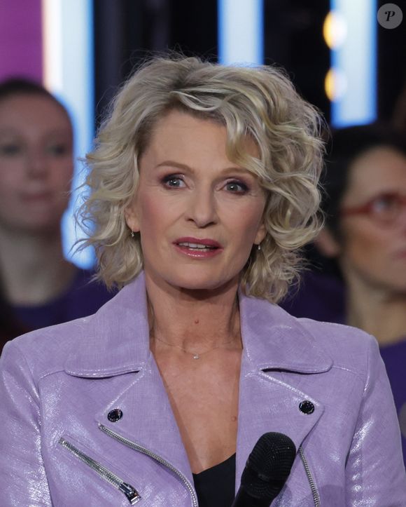 Sophie Davant lors de la 38ème édition du Téléthon dans les studios de France 2 à Paris, le 29 novembre 2024. 

Photo :  Coadic Guirec / Bestimage
