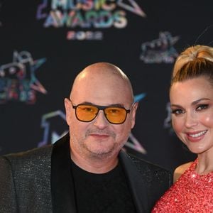 Sébastien Cauet et sa compagne Nathalie Dartois au photocall de la 24e édition des "NRJ Music Awards (NMA)" au Palais des Festivals à Cannes le 18 novembre 2022. © Rahid Bellak / Bestimage