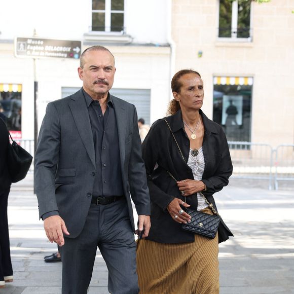 Vincent Perez et sa femme Karine Silla - Arrivées aux obsèques de Nicolas Altmayer en l’Église de Saint-Germain-des-Prés à Paris le 31 aout 2026. 

© Dominique Jacovides-Cyril Moreau/Bestimage