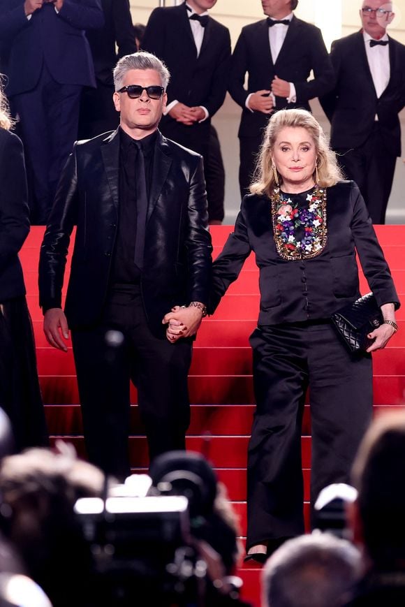 Benjamin Biolay, Catherine Deneuve - Descente des marches du film « Marcello Mio » lors du 77ème Festival International du Film de Cannes, au Palais des Festivals à Cannes. Le 21 mai 2024 © Jacovides-Moreau / Bestimage