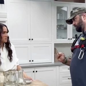 Crédit : Meghan, Duchesse de Sussex / Instagram. Meghan Markle a donné un aperçu des coulisses de sa nouvelle émission Netflix, With Love
L'ex-actrice de 43 ans a posté une brève série de clips sur son fil Instagram et a déclaré à ses fans : "Encore six jours avant le lancement de notre émission sur @netflix !  (JLPPA / Bestimage).