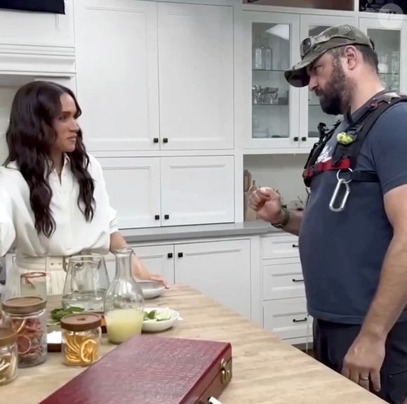 Crédit : Meghan, Duchesse de Sussex / Instagram. Meghan Markle a donné un aperçu des coulisses de sa nouvelle émission Netflix, With Love
L'ex-actrice de 43 ans a posté une brève série de clips sur son fil Instagram et a déclaré à ses fans : "Encore six jours avant le lancement de notre émission sur @netflix !  (JLPPA / Bestimage).