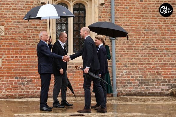 Le prince George de Galles, fait sa rentrée au collège d'Eton entouré de ses parents, le prince William, prince de Galles, et Catherine (Kate) Middleton, princesse de Galles, le 8 septembre 2026.  © PA Wire/PA Images / Bestimage