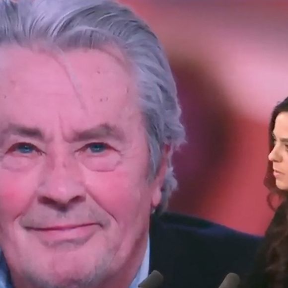 Captures d'écran d'Anouchka Delon qui a pris la parole face aux dernières accusations de son frère, Anthony sur le plateau du JT de Audrey Crespo-Mara sur TF1 le 7 janvier 2023.
Une famille qui se déchire. Depuis maintenant quatre jours, une guerre entre Anouchka et Anthony Delon a éclaté. Ce jeudi 4 janvier, dans les colonnes de Paris Match, Anthony Delon a déclaré avoir posé une main courante contre sa soeur. Il lui reproche d'avoir dissimulé l'état de santé de leur père, Alain Delon, qui aurait passé des tests et ne serait plus lucide : "Elle nous a caché ces résultats pour des intérêts personnels", s'était-il exclamé. Face à ces accusations, Anouchka Delon a porté plainte pour diffamation, dénonciation calomnieuse, menace et harcèlement.
Mais cela ne s'arrête pas là. Vendredi dernier, Anthony Delon a accusé sa soeur d'encourager leur père à quitter la France pour aller vivre en Suisse. Et d'après lui, les raisons sont purement fiscales. "La crainte de ma soeur, c’est qu’il soit redéfini comme citoyen français", a-t-il précisé. Invitée sur le plateau de TF1 dans le journal de 20h, Anouchka Delon a pris la parole ce dimanche 7 janvier pour répondre à ces attaques. "Depuis l'AVC de mon père, mes frères et moi avions accès aux mêmes informations, je ne vois pas pourquoi j'aurais dissimulé ce genre d'informations, cela lui appartient. Tout ce qui sort dans la pesse ou à la télévision lui appartient. Je n'ai pas menti, je n'avais pas accès à ces informations", a-t-elle affirmé.