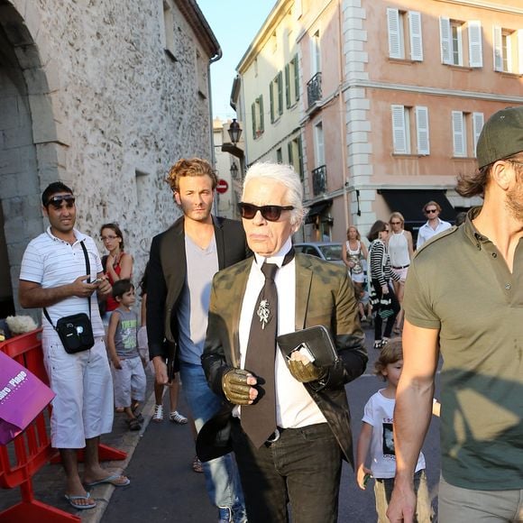 Karl Lagerfeld se promène dans les rues de Saint-Tropez, le 14 juillet 2012. 

Photo : Agence / Bestimage