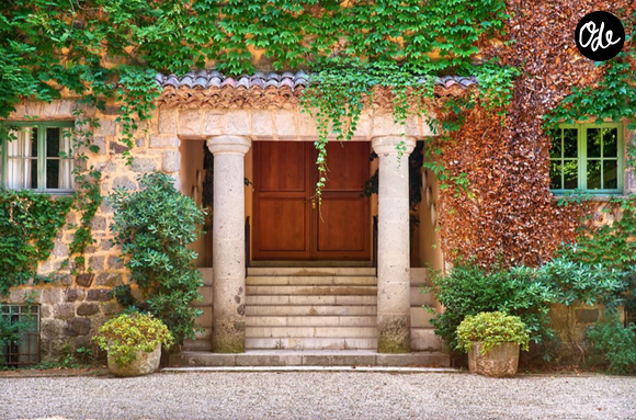 Son château Belle Époque de 39 pièces a été construit dans les années 1920 par l'architecte Aaron Messiah.

Le Domaine des Aspres, dans le sud de la France, est à vendre.