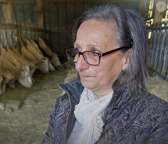 "J'essaye d'être dedans mais la connexion n'est pas du tout la même entre moi et lui et Isabelle et lui. J'ai vu ce matin certains regards avec Isabelle qui en disaient long. Ils étaient vraiment connectés mais c'est pas grave... Je crois que je vais peut-être laisser ma place".

Sylvie en pleurs dans L'amour est dans le pré