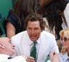 Parmi eux, un geste en particulier a retenu l’attention : celui de l’acteur américain Matthew McConaughey. 

Matthew McConaughey photographié lors du quatorzième jour du tournoi de Wimbledon 2025, au All England Lawn Tennis and Croquet Club, à Londres.
Mirrorpix / Bestimage.