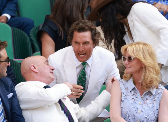 Parmi eux, un geste en particulier a retenu l’attention : celui de l’acteur américain Matthew McConaughey. 

Matthew McConaughey photographié lors du quatorzième jour du tournoi de Wimbledon 2025, au All England Lawn Tennis and Croquet Club, à Londres.
Mirrorpix / Bestimage.