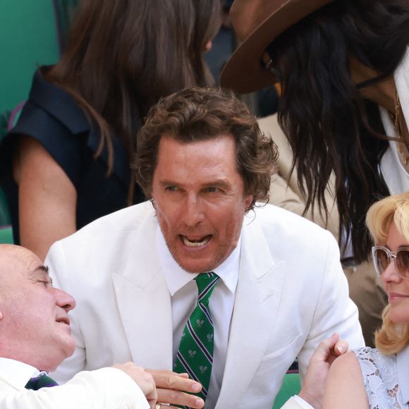 Parmi eux, un geste en particulier a retenu l’attention : celui de l’acteur américain Matthew McConaughey. 

Matthew McConaughey photographié lors du quatorzième jour du tournoi de Wimbledon 2025, au All England Lawn Tennis and Croquet Club, à Londres.
Mirrorpix / Bestimage.