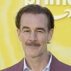 Atteint d’un cancer colorectal de stade 3, James Van Der Beek n’a pas pu assister en personne à la réunion de "Dawson’s Creek".

James Van Der Beek à la première de la série "Overcompensating" à Los Angeles © Billy Bennight/ZUMA Press Wire