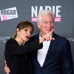 Le couple était présent pour l'avant-première de leur documentaire "Lo que nadie quiere ver" à Madrid, 

Richard Gere, Alejandra Gere assistent à la première de 'Lo que nadie quiere ver (Ce que personne ne veut voir)' au cinéma Callao le 24 novembre 2025 à Madrid, Espagne. (Credit Image : © Jack Abuin/ZUMA Press Wire)