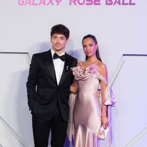 Charles Leclerc et son épouse Alexandra Saint Mleux assistent à la 70ème édition du Bal de la Rose au Sporting Club de Monte-Carlo à Monaco, le 21 mars 2026.  © Olivier Huitel/Pool Monaco/Bestimage