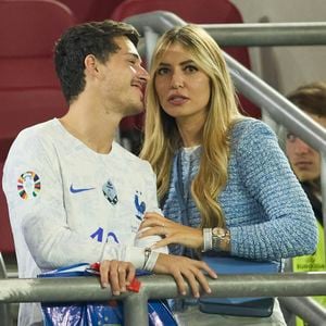 Dylan Deschamps et sa compagne Mathilde Cappelaere - Célébrités dans les tribunes du match du groupe D de l'Euro 2024 entre l'équipe de France face à l'Autriche (1-0) à Dusseldorf en Allemagne le 17 juin 2024. © Cyril Moreau/Bestimage | 00665938