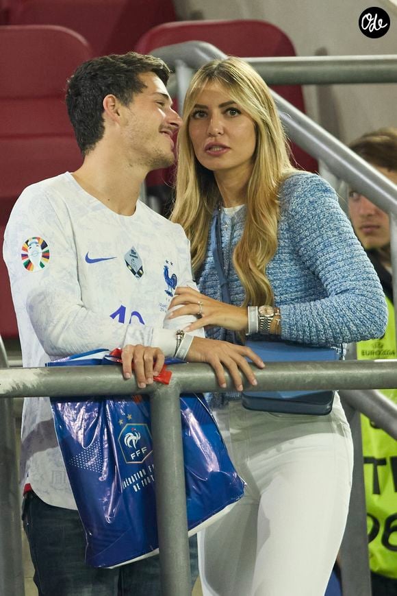 Dylan Deschamps et sa compagne Mathilde Cappelaere - Célébrités dans les tribunes du match du groupe D de l'Euro 2024 entre l'équipe de France face à l'Autriche (1-0) à Dusseldorf en Allemagne le 17 juin 2024. © Cyril Moreau/Bestimage | 00665938