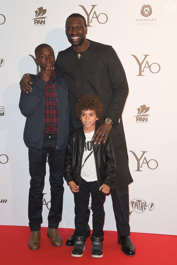 Le jeune comédien Lionel Louis-Basse avec qui il a joué dans "Yao" et qui fête maintenant ses 25 ans

Lionel Louis-Basse, Aristote Laios et Omar Sy - Avant-première du film "Yao" au cinéma Le Grand Rex à Paris le 15 janvier 2019. © Coadic Guirec/Bestimage