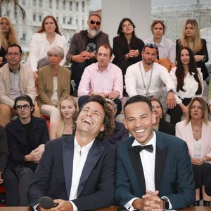 Exclusif - Bertrand Chameroy, Mohamed Bouhafsi sur le plateau de l'émission "C à vous" lors du 77ème Festival International du Film de Cannes le 20 mai 2024.