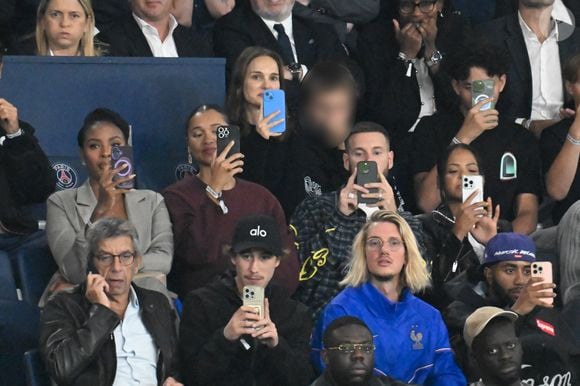 Natalie Portman et son fils Aleph, Angélique Angarni-Filopon (Miss France 2025), Pokora (Matt Pokora), Michel Cymes, Paul Mirabel - Célébrités dans les tribunes lors du match de qualification pour la Coupe du Monde 2026 entre la France et l'Islande (2-1) au Parc des Princes à Paris le 9 septembre 2025. © Lionel Urman/Bestimage