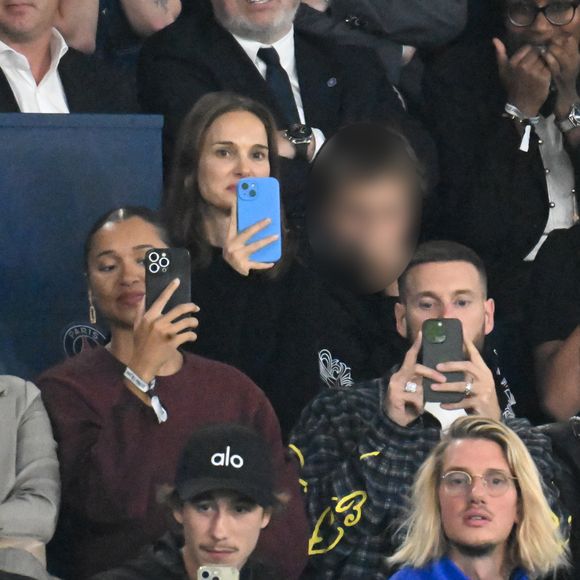 Natalie Portman et son fils Aleph, Angélique Angarni-Filopon (Miss France 2025), Pokora (Matt Pokora), Michel Cymes, Paul Mirabel - Célébrités dans les tribunes lors du match de qualification pour la Coupe du Monde 2026 entre la France et l'Islande (2-1) au Parc des Princes à Paris le 9 septembre 2025. © Lionel Urman/Bestimage