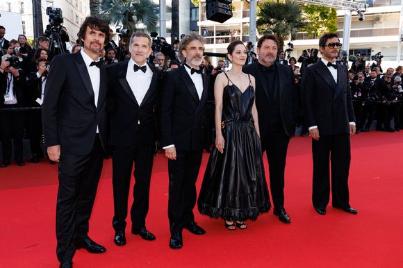 Simon Jacquet, Guillaume Canet, Leonardo Sbaraglia, Marion Cotillard, Denis Ménochet, Yodelice (Maxim Nucci) - Montée des marches du film " Karma " lors du 79ème Festival International du Film de Cannes, le 15 mai 2026. © Jacovides-Moreau / Bestimage