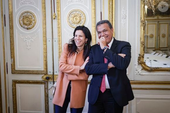 Sous le regard enthousiaste de sa fille et collaboratrice Eléonore de Lacharrière,

Eléonore Ladreit de Lacharrière, Emmanuel Kasarherou, Signature d’une convention entre le Musée du Louvre et le Musée du Quai Branly, financée exclusivement par M.Ladreit de Lacharrière, en présence de Madame La Ministre Rachida Dati, à Paris, France, le 25 mars 2025. © Jack Tribeca/Bestimage