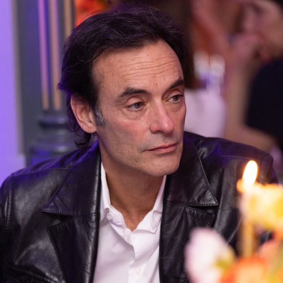 Anthony Delon a commenté la publication sous les quelques mots touchants du fils de Jean-Paul Belmondo. "Un grand champion. Un sacré bonhomme aussi", a-t-il alors déclaré à son tour au sujet d’Alex Zanardi.

Anthony Delon au dîner de gala caritatif de l'ONG Elisecare dédié aux enfants de la guerre au Pavillon Ledoyen à Paris le 24 Novembre 2025. © Julien Sarkissian / Bestimage