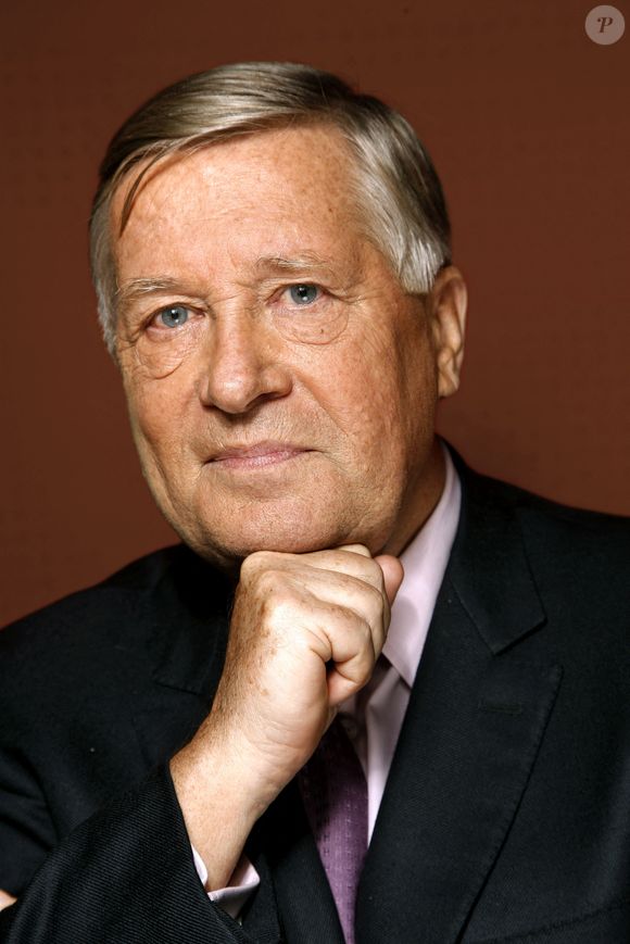 Le journaliste Alain Duhamel lors d'une séance photo à Paris, France, en novembre 2009. Photo by VIM/ABACAPRESS.COM