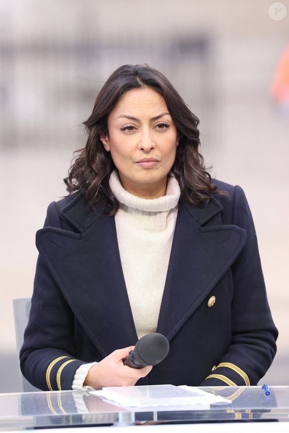 Exclusif - Leïla Kaddour-Boudadi présente le journal de 13 heures de France, depuis le parvis de la cathédrale Notre Dame de Paris, à l'issue de la première messe célébrée pour sa réouverture, le 8 décembre 2024.
© Cyril Moreau / Bestimage