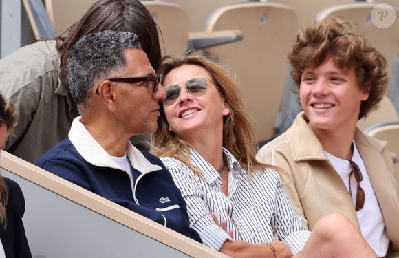 Sarah Poniatowski (Lavoine) avec son compagnon Roschdy Zem et son fils Roman dans les tribunes lors des Internationaux de France de Tennis de Roland Garros 2025. Paris, le 1er Juin 2025. 

© Dominique Jacovides/Bestimage