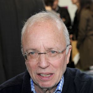 Photo d'archive : Thierry Roland signant des exemplaires de son livre lors du Salon du Livre de Paris qui se tient au Parc des Expositions, Porte de Versailles à Paris, France, le 20 mars 2011. Photo de Nicolas Briquet/ABACAPRESS.COM