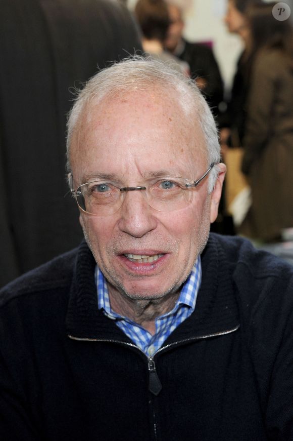 Photo d'archive : Thierry Roland signant des exemplaires de son livre lors du Salon du Livre de Paris qui se tient au Parc des Expositions, Porte de Versailles à Paris, France, le 20 mars 2011. Photo de Nicolas Briquet/ABACAPRESS.COM