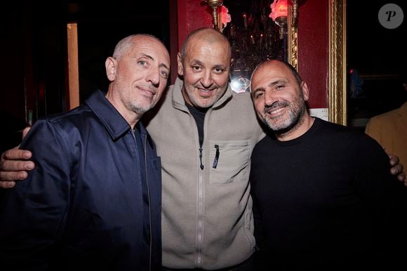 Exclusif - Gad Elmaleh, Karim Kachour, guest - Inauguration du Michou Comedy Club avec Gad Elmaleh à Paris le 17 mars 2025. 
Le cabaret transformiste parisien Michou, créé en 1957, est devenu lundi soir un club dédié au stand-up, à l'initiative de son nouveau propriétaire Gad Elmaleh, une aventure qui relève "de la main tendue, de la transmission". 
"Il n'y aura jamais de grand joueur sans centre de formation. Et on est à la fois un terrain, un lieu du match, un lieu de vie, d'échange, de rencontres", a ajouté l'humoriste qui a créé un premier comedy club, Le Vig's, à Marseille il y a quelques semaines. 
"Je ressens beaucoup d'émotion. La satisfaction de voir la naissance des carrières, c'est énorme!", pour celui qui "préfère créer des comedy clubs pour découvrir des talents plutôt que d'avoir un jour une rue à (son) nom".
D'une capacité de 80 spectateurs, le Michou Comedy Club est ouvert dans un premier temps du mercredi au samedi, avec l'objectif de programmer des "standupers" en début de carrière toute la semaine.
L'humoriste P. de Saint Sernin, vu le samedi soir dans "Quelle Époque!" sur France 2, était à l'affiche du plateau inaugural.
G. Elmaleh a été choisi par la justice en octobre pour racheter le fonds de commerce de "Chez Michou".
Son fondateur, surnommé Michou, est décédé début 2020. L'établissement a ensuite connu des difficultés financières et a été mis en liquidation judiciaire l'été dernier.
Pour C. Catty-Jacquart, la nièce de Michou, "Gad Elmaleh va continuer à faire vivre le 80 rue des Martyrs, tombé entre de bonnes mains comme Michou l'aurait aimé. On aurait été malheureux que le lieu devienne autre chose qu'un cabaret".
En 2003, Gad Elmaleh, figure francophone de l'humour, a interprété au cinéma le personnage de "Chouchou", un travesti exubérant.
"C'est ici, chez Michou, que j'ai peaufiné l'écriture des scènes de cabaret de mon film", a raconté l'humoriste.
"Le cabaret Michou, c'est une histoire. Je n'avais pas envie de changer quoi que ce soit. On a tout laissé intact, les photos, les cadres dorés typiques sur les murs".
Il s'offre une adresse internationalement connue dont le fondateur, surnommé "le prince bleu de Montmartre", a inspiré "La Cage aux folles" au comédien et auteur J. Poiret dans les années 1970.
Berceau du transformisme et plus petit cabaret de Paris, "Chez Michou" présentait depuis 68 ans un dîner-spectacle avec des travestis surnommés les "Michettes", imitant des vedettes de la chanson et du cinéma comme S. Vartan, A. Girardot, J. Hallyday, M. Mathieu ou Dalida. © Cyril Moreau/Bestimage
